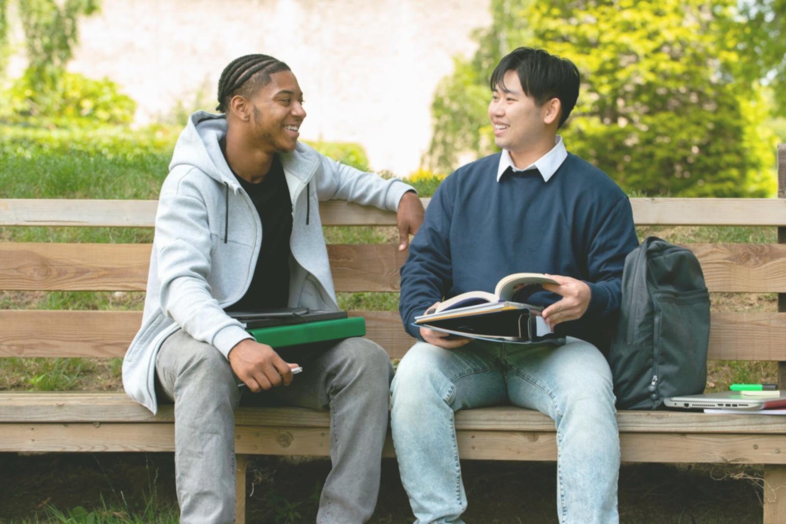 Étudiants travaillant sur l'analyse budgétaire